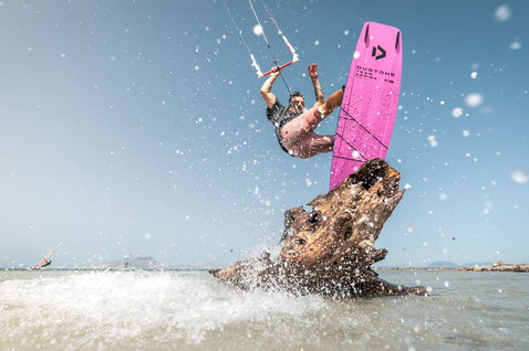 Duotone Kiteboarding Click Bar Quad Control 2025 Team Series control bar during kitesurfing at rocky coastal shallows