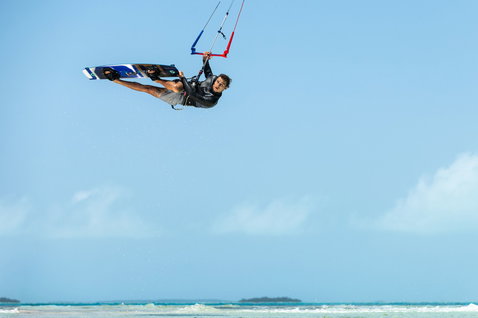 Duotone Trust Bar Quad Control Select SLS M/L Kontrollbar beim Kitesurfen am Ozeanstrand
