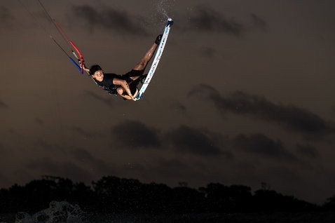 Duotone Trust Bar Quad Control M/L Steuerbar beim Kitesurfen an der Küste im Abendlicht
