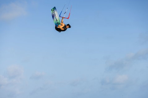Duotone Trust Bar Quad Control M/L 2025 Steuerbar beim Kitesurfen unter offenem Himmel an der Küste