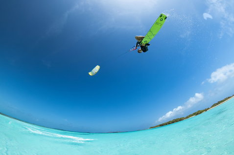 Duotone Trust Bar Quad Control M/L 2025 Steuerbar beim Kitesurfen in tropischer Ozeanlagune
