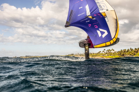 Duotone_Wing_Foiling_Mast-Slim-2.0-D/LAB_Action-Shots_6