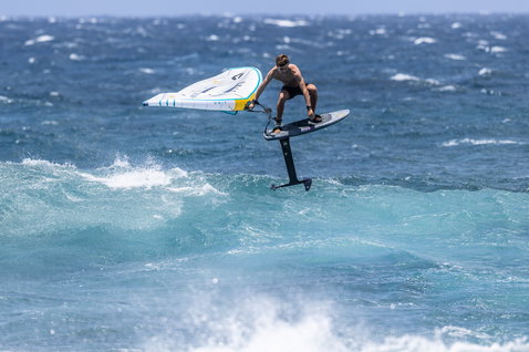 Duotone_Wing_Foiling_Mast-Slim-2.0-D/LAB_Action-Shots_5