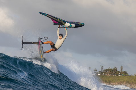 Duotone_Wing_Foiling_Mast-Slim-2.0-D/LAB_Action-Shots_7