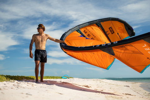 Duotone Rebel SLS LEI kite lors d'une session de kitesurf sur une plage tropicale