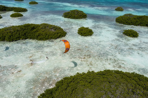 Duotone Rebel SLS LEI kite lors d'une session de kitesurf dans un lagon tropical avec îles de mangrove