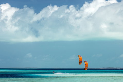 Cerf-volant LEI Duotone Rebel SLS lors du kitesurf sur un lagon tropical aux eaux plates