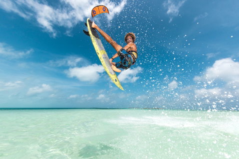 Duotone Rebel SLS LEI kite lors du kitesurf dans un lagon tropical aux eaux turquoise peu profondes