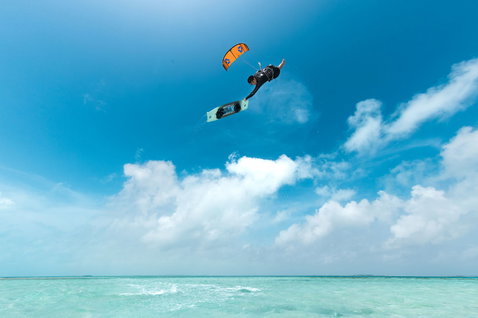 Cerf-volant LEI Duotone Rebel SLS lors du kitesurf sur une plage tropicale en bleu océan