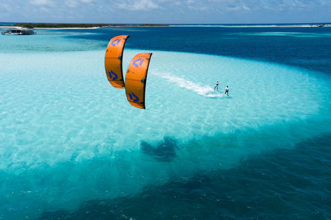 Duotone Rebel SLS LEI kite lors d'une session de kitesurf dans un lagon tropical aux eaux calmes
