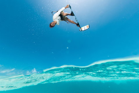 Duotone Dice SLS 2025 twin-tip kiteboard lors du kitesurf dans l'océan tropical