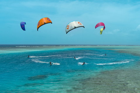 Duotone Dice SLS LEI kite lors du kitesurf dans un lagon océanique tropical