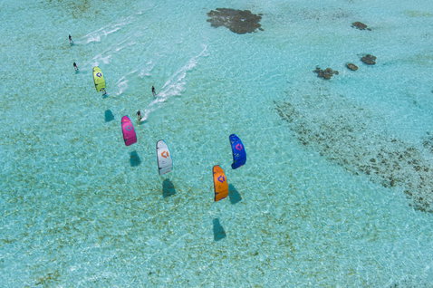 Duotone Dice SLS LEI kite lors d'une session de kitesurf dans un lagon tropical aux eaux turquoise