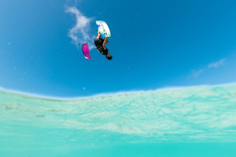 Duotone Dice SLS LEI kite lors du kitesurf dans un lagon océanique tropical