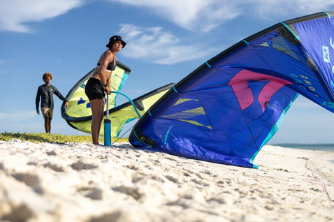 Duotone Dice SLS LEI kite lors d'une session de kitesurf sur une plage tropicale de sable blanc, Venezuela