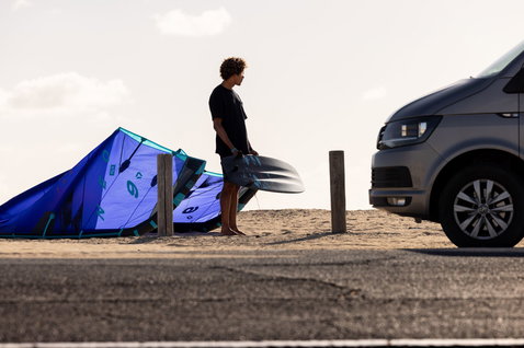 Surfboard de kite Duotone Provoke lors du kitesurf dans un parking de plage sablonneuse