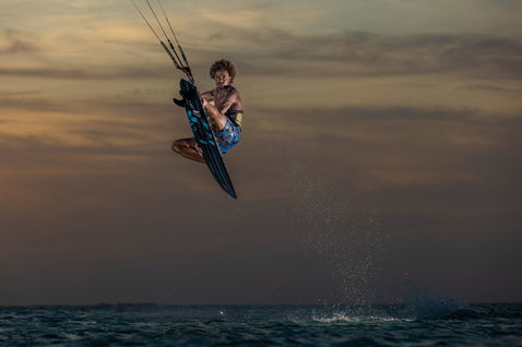 Kiteboard directionnel Duotone Provoke lors du kitesurf en mer ouverte
