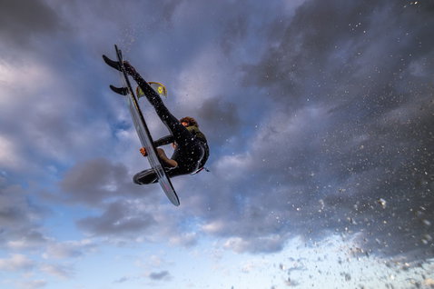 Duotone Provoke kiteboard directionnel pendant le kitesurf en océan ouvert
