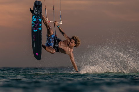 Duotone Provoke kiteboard directionnel pendant le kitesurf en océan