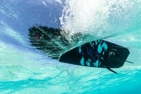 Kiteboard directionnel Duotone Provoke 2025 en train de surfer les vagues dans l'océan