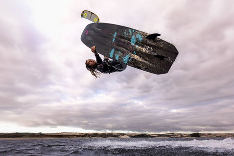 Surfboard strapless Duotone Provoke 2025 en train de faire du kitesurf sur la plage océanique