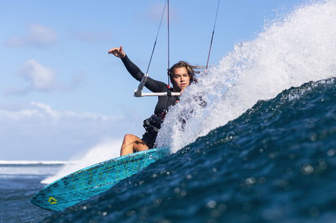 Duotone Volt D/LAB kiteboard de vagues lors d'une session de surf de vagues sur l'océan