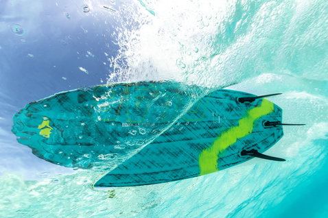 Duotone Volt D/LAB 2025 wave kiteboard lors de surf de vagues dans l'océan