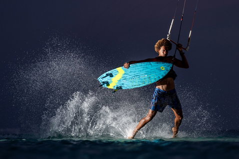 Duotone Volt D/LAB kiteboard directionnel lors d'une session de kitesurf sur une plage océanique