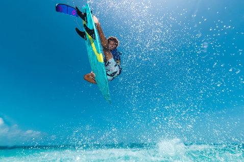 Planche de kitesurf directionnelle Duotone Volt D/LAB lors du surf de vague sur reef tropical