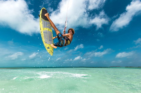 Duotone Blur D/LAB board de vagues en kitesurf dans un lagon tropical aux eaux plates