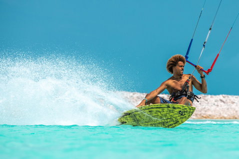 Duotone Blur D/LAB kiteboard directionnel lors du kitesurf dans un lagon tropical
