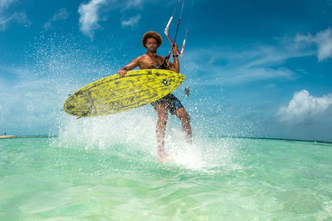 Planche de kitesurf de vague Duotone Blur D/LAB lors du kitesurf en lagune tropicale