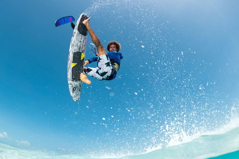 Duotone Traction Pad SLS Front 2025 durante il kitesurf sull'oceano