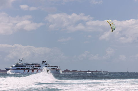 Insert pad accessoire de surf lors du kitesurf en mer ouverte avec un ferry en arrière-plan