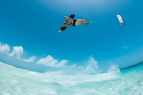 Duotone Jaime SLS Twin-Tip Kiteboard beim Kitesurfen an einem tropischen Ozeanstrand