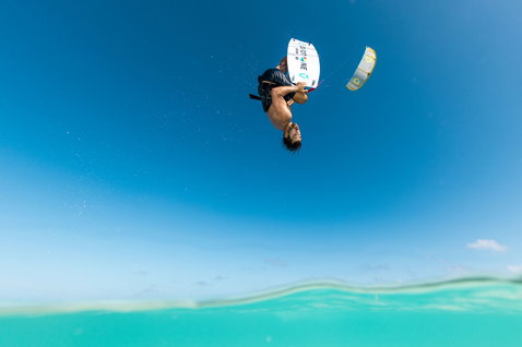 Duotone Jaime SLS Twin-Tip Kiteboard beim Kitesurfen im tropischen Ozean mit Unterwasser-Himmel-Perspektive
