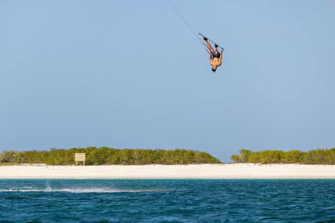 Duotone Jaime SLS Twin-Tip-Kiteboard beim Kitesurfen an einem tropischen Ozeanstrand mit sandiger Insel