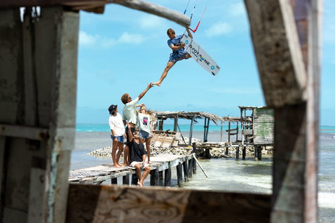 Duotone Jaime SLS Twin-Tip-Kiteboard beim Kitesurfen an einem tropischen Strandpier