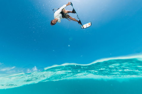Duotone Jaime SLS Twin-Tip Kiteboard beim Kitesurfen im tropischen Ozean