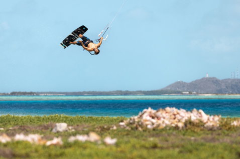Duotone Jaime SLS Twin-Tip Kiteboard beim Kitesurfen in einer tropischen Lagune