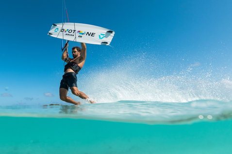 Duotone Jaime SLS Twin-Tip Kiteboard beim Kitesurfen im flachen türkisfarbenen Wasser