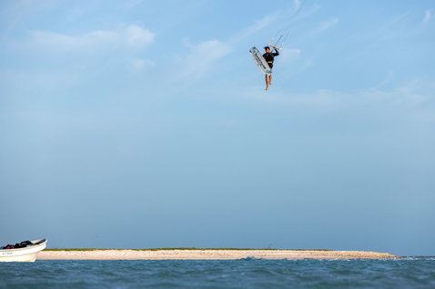 Duotone Jaime SLS Twin-Tip Kiteboard beim Kitesurfen in einer flachen Ozeanlagune mit Sandbank
