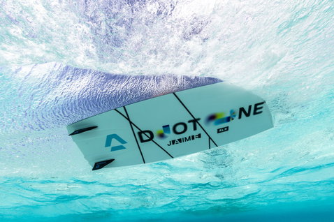 Duotone Jaime SLS Twin-Tip Kiteboard beim Kitesurfen im tropischen Ozean