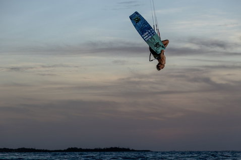 Duotone Select SLS twin-tip kiteboard during kitesurfing on the open ocean