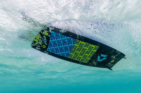 Duotone Shred kiteboard twin-tip 128cm en kitesurf sur l'océan tropical