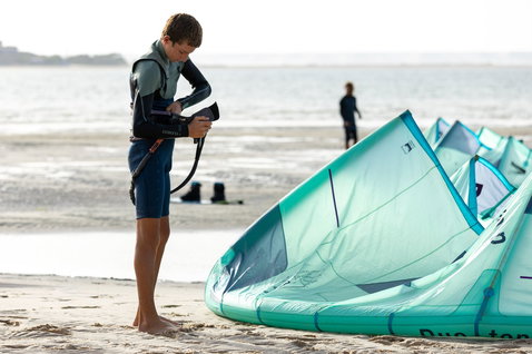 Duotone Shred kiteboard twin-tip lors d'une session de kitesurf sur une plage océanique