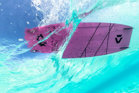 Duotone TS Freestyle SLS twin-tip kiteboard durante il kitesurf sull'oceano