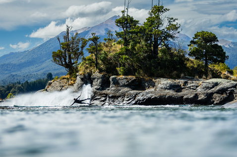 Duotone TS Park kiteboard twin-tip en kitesurf sur un lac de montagne aux rives rocheuses