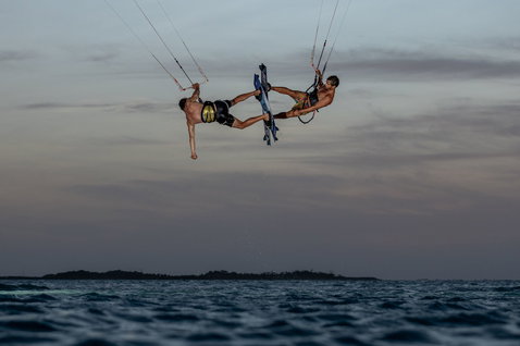 Duotone Entity Ergo Select twin-tip kiteboard lors du kitesurf sur l'océan