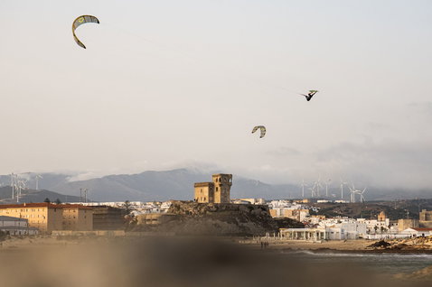 Duotone Entity Ergo D/LAB LEI kite lors du kitesurf sur la côte de Tarifa